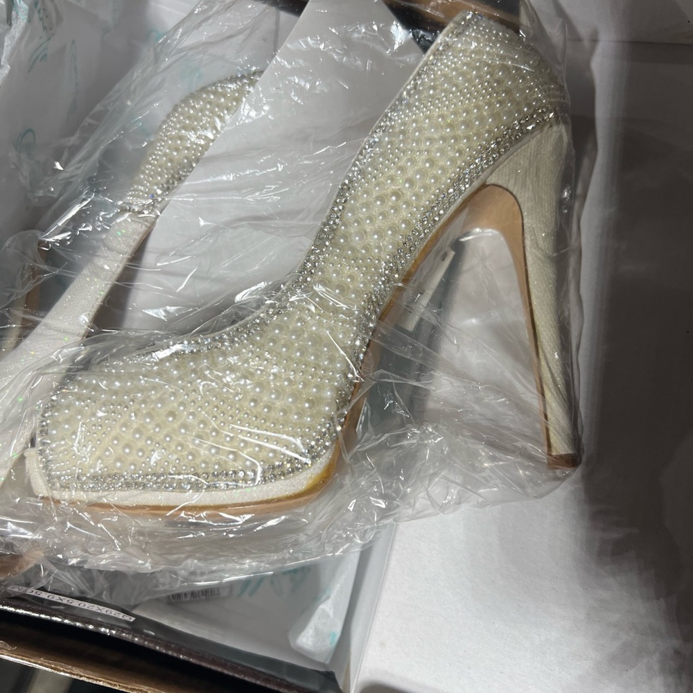 Camille La Vie White Pearl Heels - Picture 2 of 4